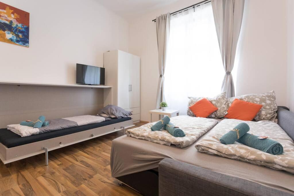 16 C&J'S Apartment Вена Экстерьер фото