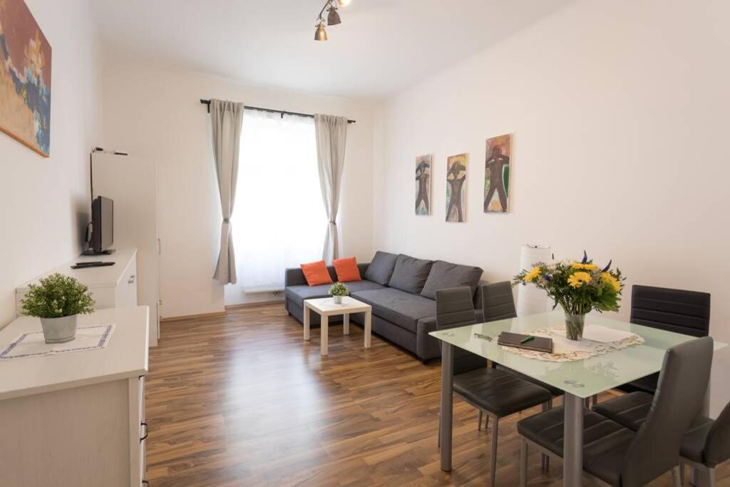 16 C&J'S Apartment Вена Экстерьер фото